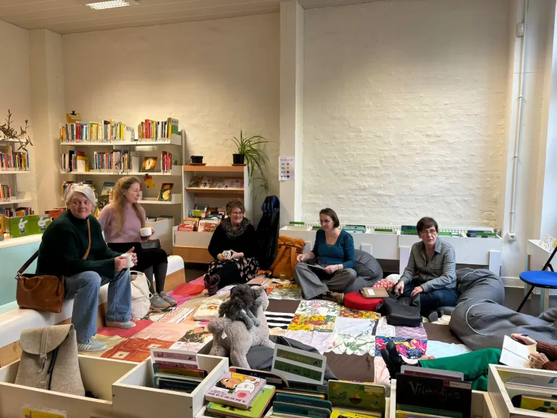 Medewerkers van Rijnbrink in bibliotheek werkbezoek