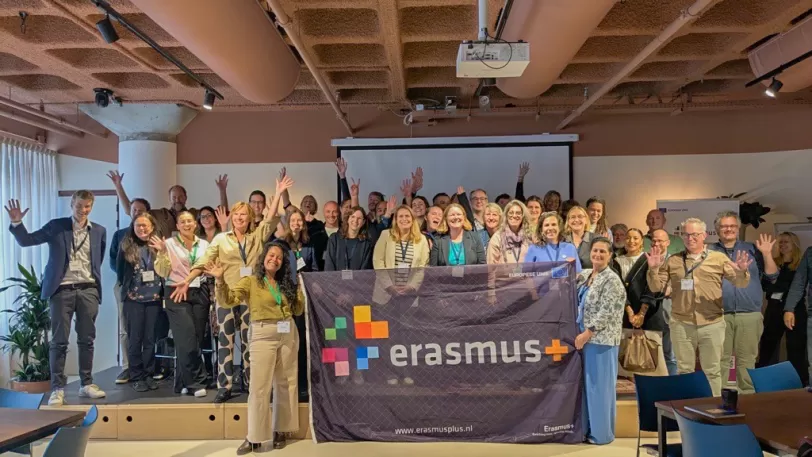 Studenten en medewerkers met vlag