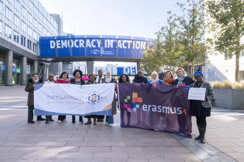 Netwerkpro in Brussel met de vlag van Erasmus+