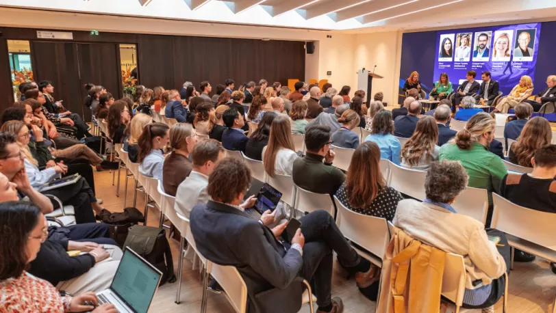 foto van volle zaal bijeenkomst