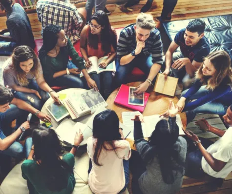 groep studenten werken samen