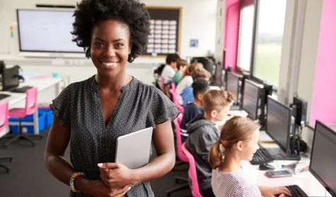 docente in klaslokaal basisschool