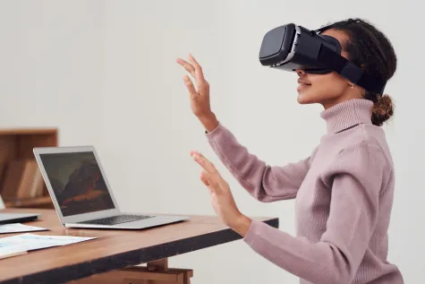 Vrouw met virtual reality bril op