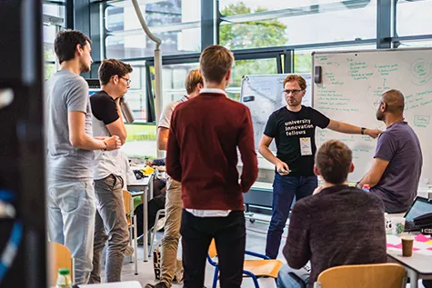 Groep studenten luistert naar de docent