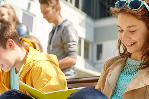 Middelbaarberoeps onderwijs zitten buiten op een trap