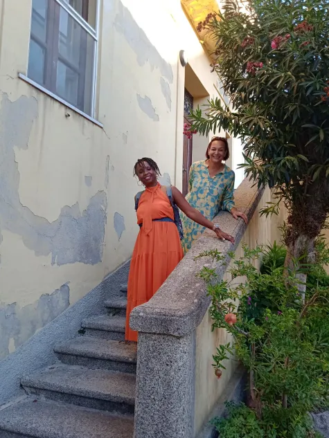 twee docenten Pius X School Aruba poseren op trap in Portugal