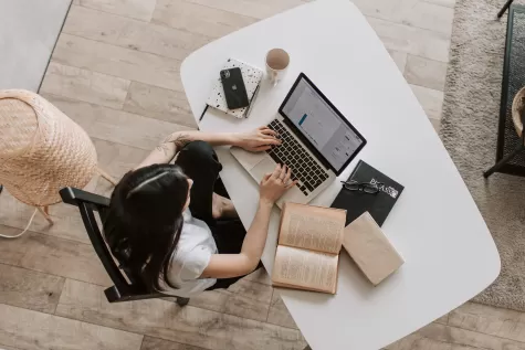 vrouw achter laptop