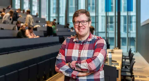 Docent uit Leiden voor een collegezaal