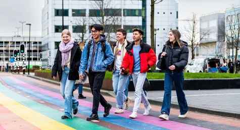 Een groep studenten op weg naar college