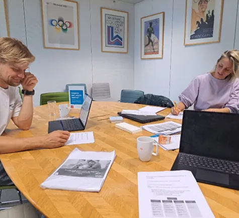 Rik en Kitty wisselen ideeën uit achter de laptop