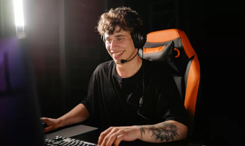 jonge man achter computer