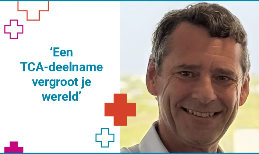 Gesplit beeld: de rechterhelft toont een portretfoto van Edwin van Opstal, met kort donker en grijs haar, met een gele blouse aan. Links staat de quote "Een TCA-deelname vergroot je wereld" met linksboven twee plusjes en rechtsonder twee plusjes, waarvan één ingevuld met kleur en de rest alleen met een gekleurde belijning.