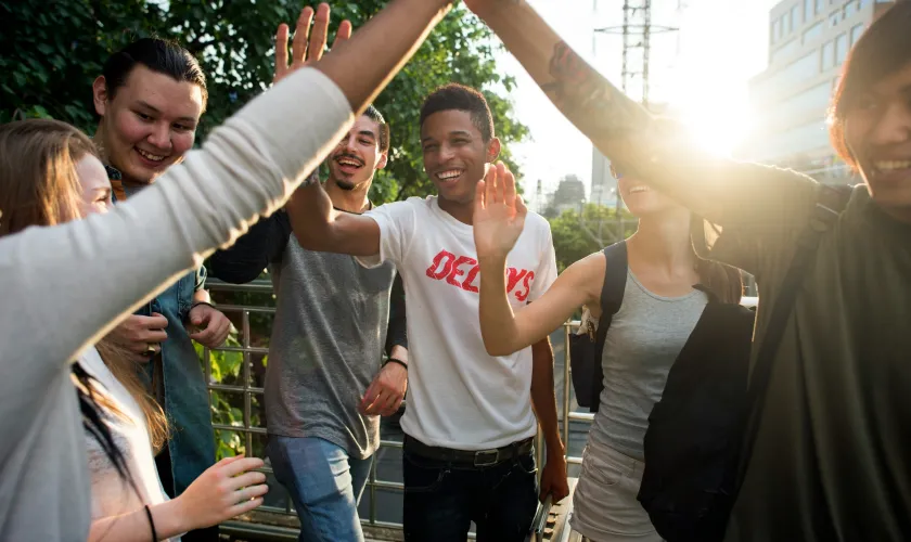 Jongeren geven high five
